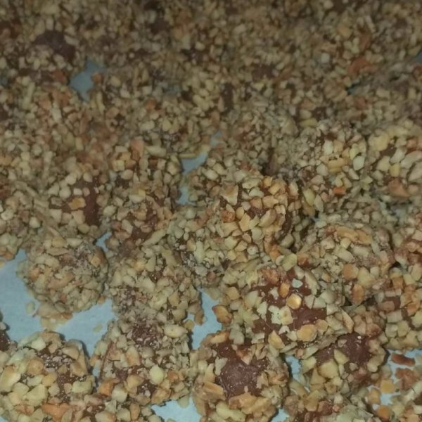 BOMBÓN DE QUESO CURADO DE CABRA Y ALMENDRILLA CRUJIENTE GRANEL  200 GRS