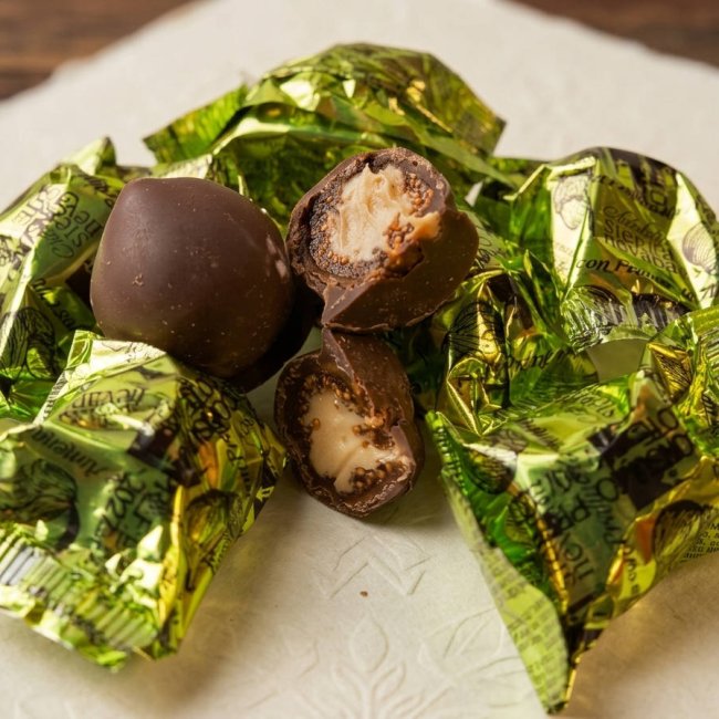Bombón de higo relleno de praliné bañado en chocolate con leche granel  0.2 kg