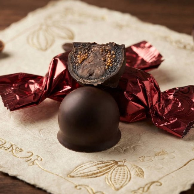 Bombón higo con licor de cerezas bañado en chocolate negro granel 0.2 kg