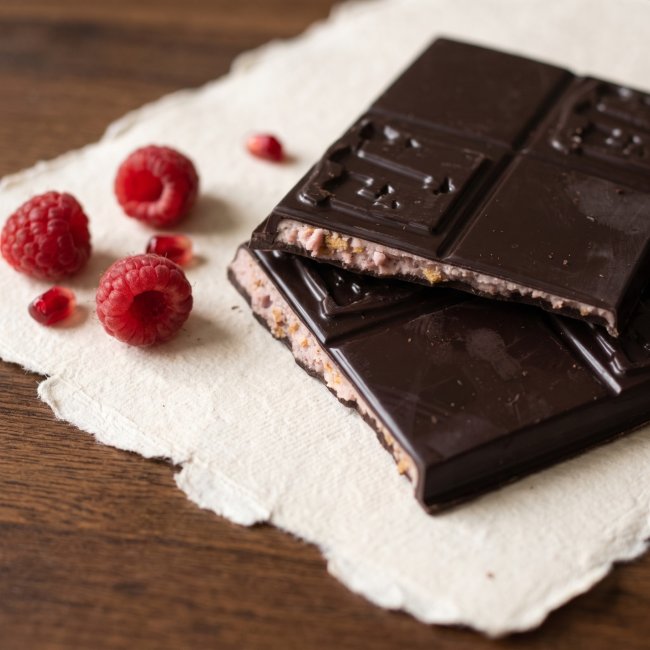 Tableta Granata de Chocolate Negro con Frutos Rojos
