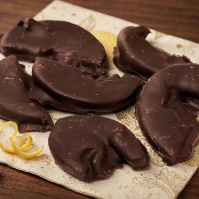 Cajita de 6 uds de limón confitado con chocolate negro 70%